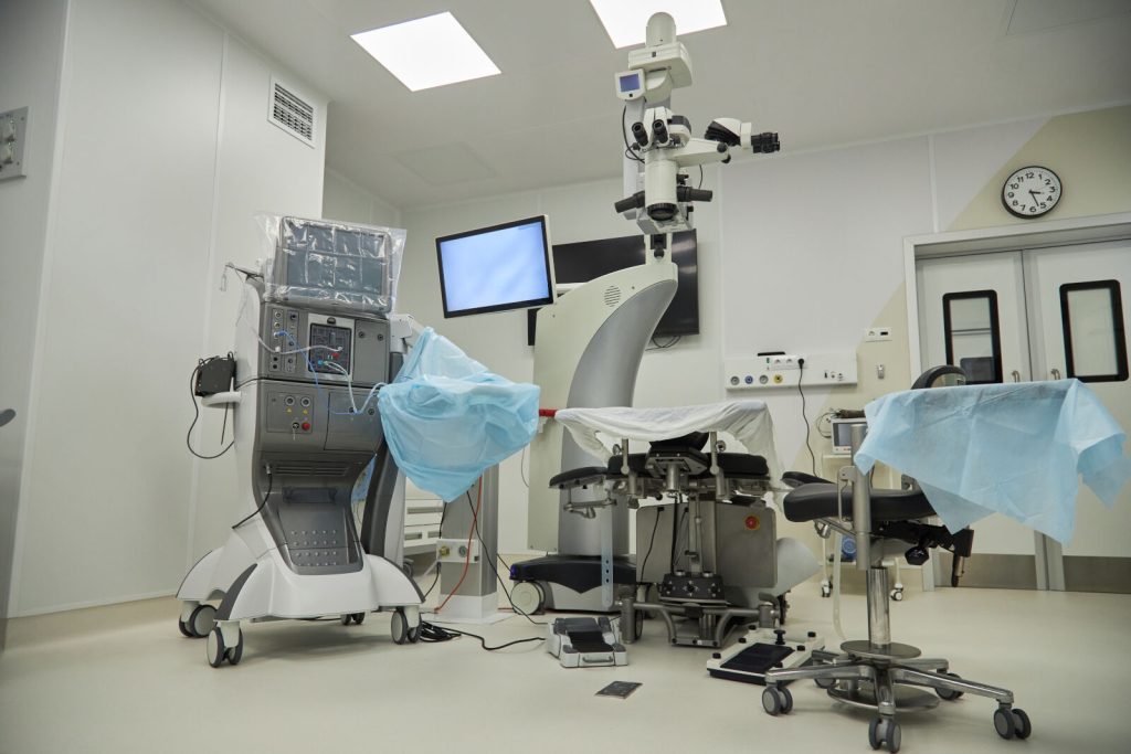 modern-surgical-equipment-standing-in-empty-operating-room